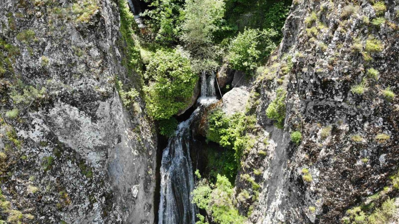 Üzerinden yol geçen şelale yolculuk yapanların uğrak noktası oluyor