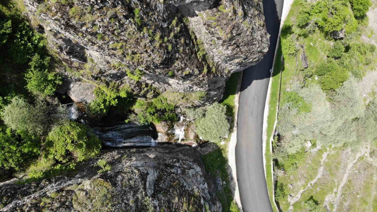 Üzerinden yol geçen şelale yolculuk yapanların uğrak noktası oluyor