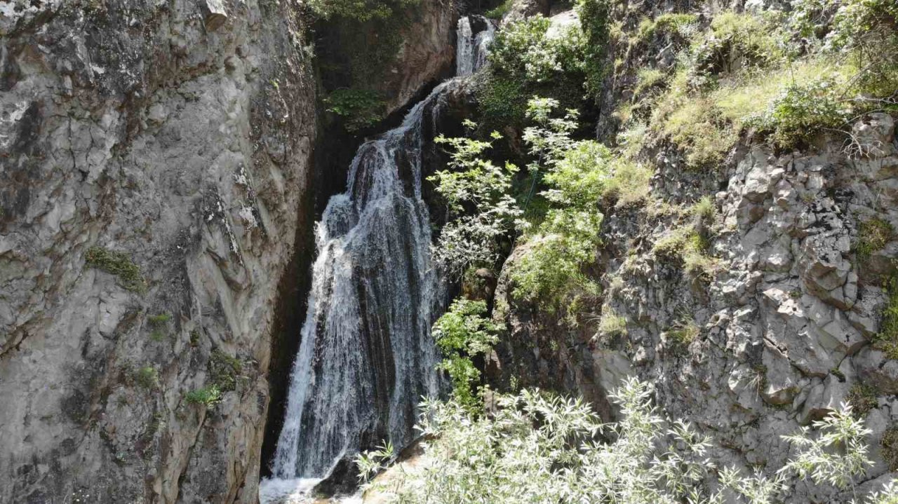 Üzerinden yol geçen şelale yolculuk yapanların uğrak noktası oluyor
