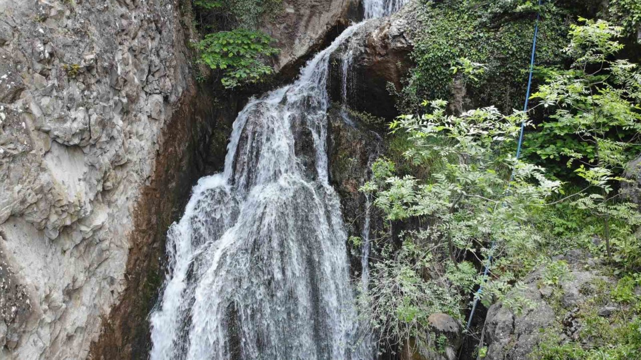 Üzerinden yol geçen şelale yolculuk yapanların uğrak noktası oluyor