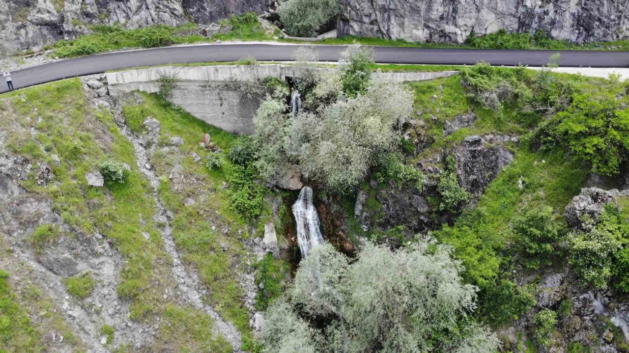 Üzerinden yol geçen şelale yolculuk yapanların uğrak noktası oluyor