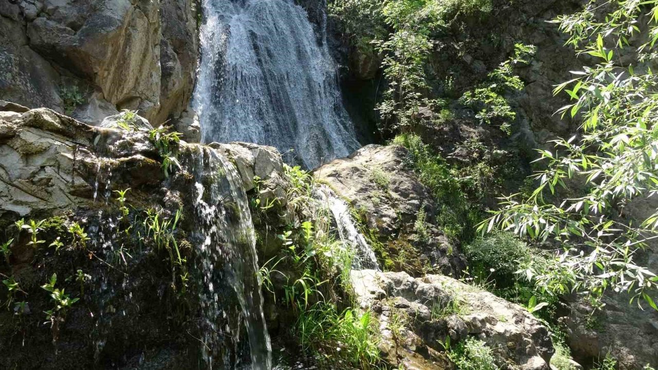 Üzerinden yol geçen şelale yolculuk yapanların uğrak noktası oluyor