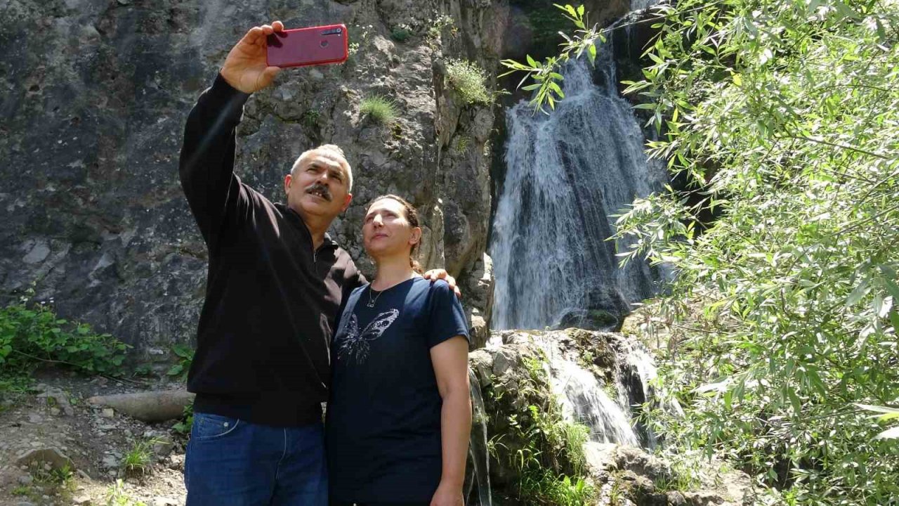 Üzerinden yol geçen şelale yolculuk yapanların uğrak noktası oluyor