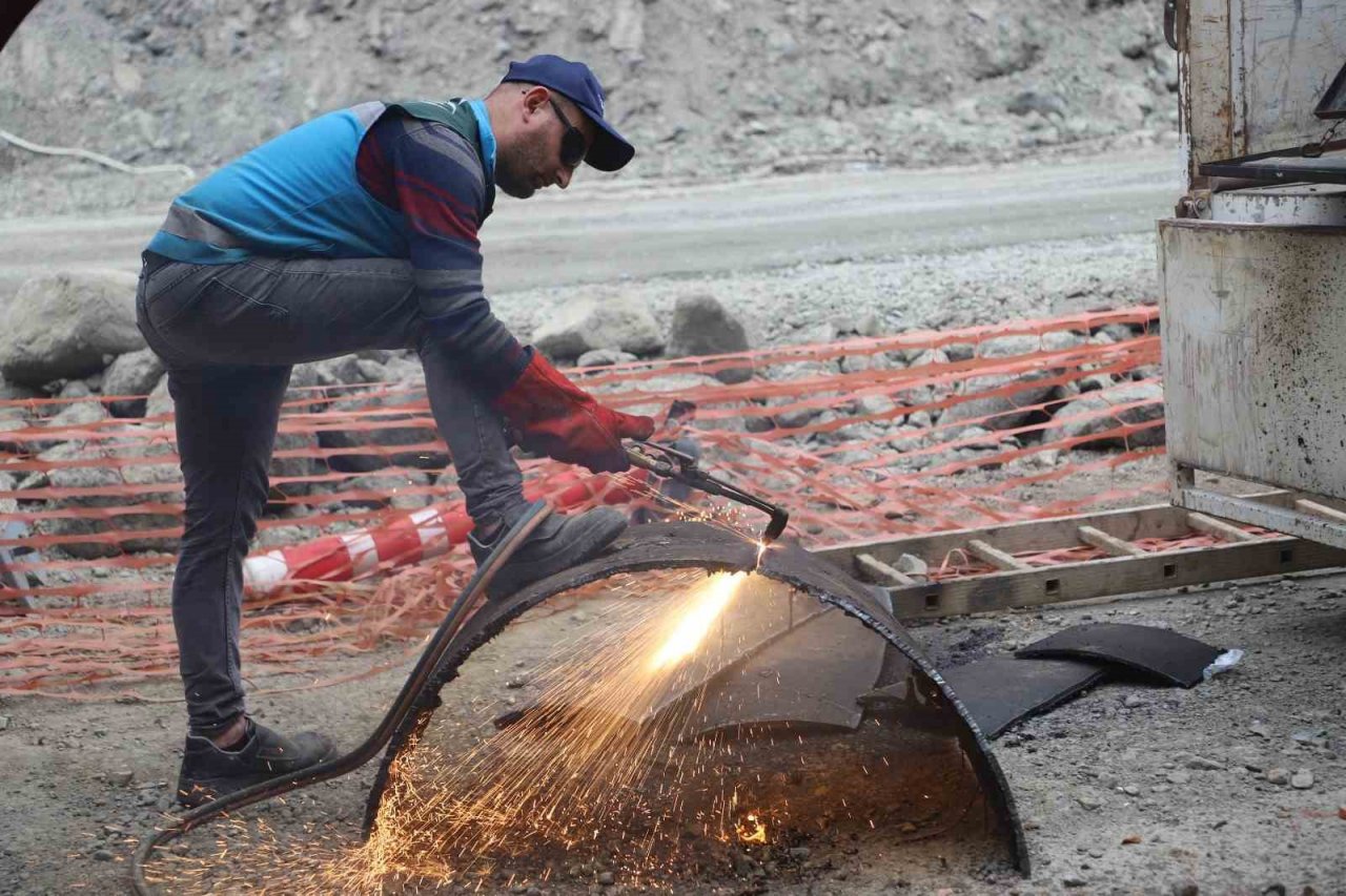 Trabzon’da ana isale hat değişimi çalışmaları sürüyor