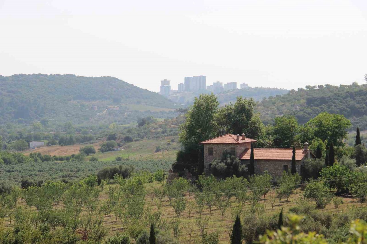 Kuşadası’nda dağ taş inşaat olmaya başladı