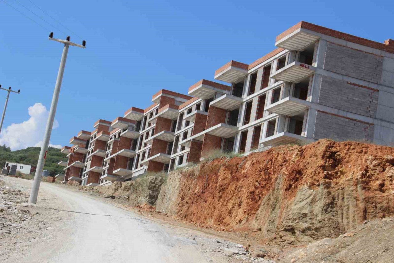 Kuşadası’nda dağ taş inşaat olmaya başladı