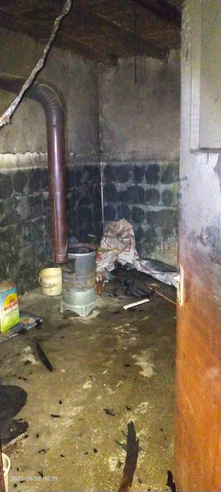 Yanan evden çıkmayan engelli yaşlı adam dumandan zehirlenerek öldü