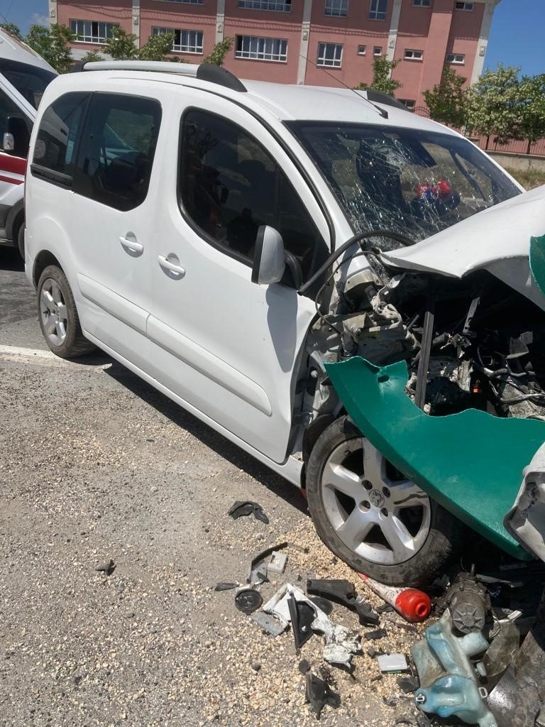 Kamyonet bariyerlere saplandı: 3 yaralı