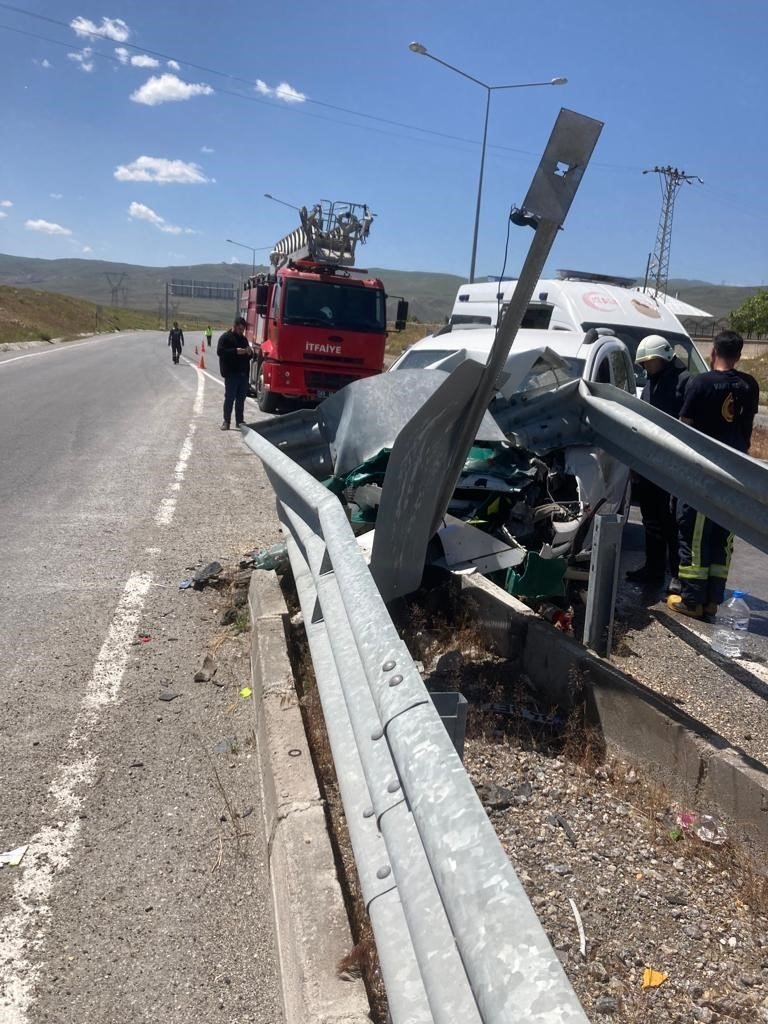 Kamyonet bariyerlere saplandı: 3 yaralı