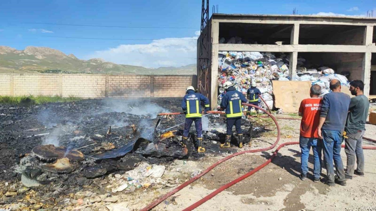 Hurdacıda yangın: 6 ton plastik malzeme yandı