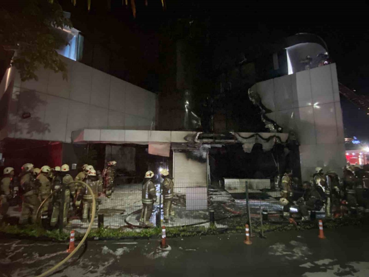 Zeytinburnu’ndaki teknoloji mağazası alev alev yandı