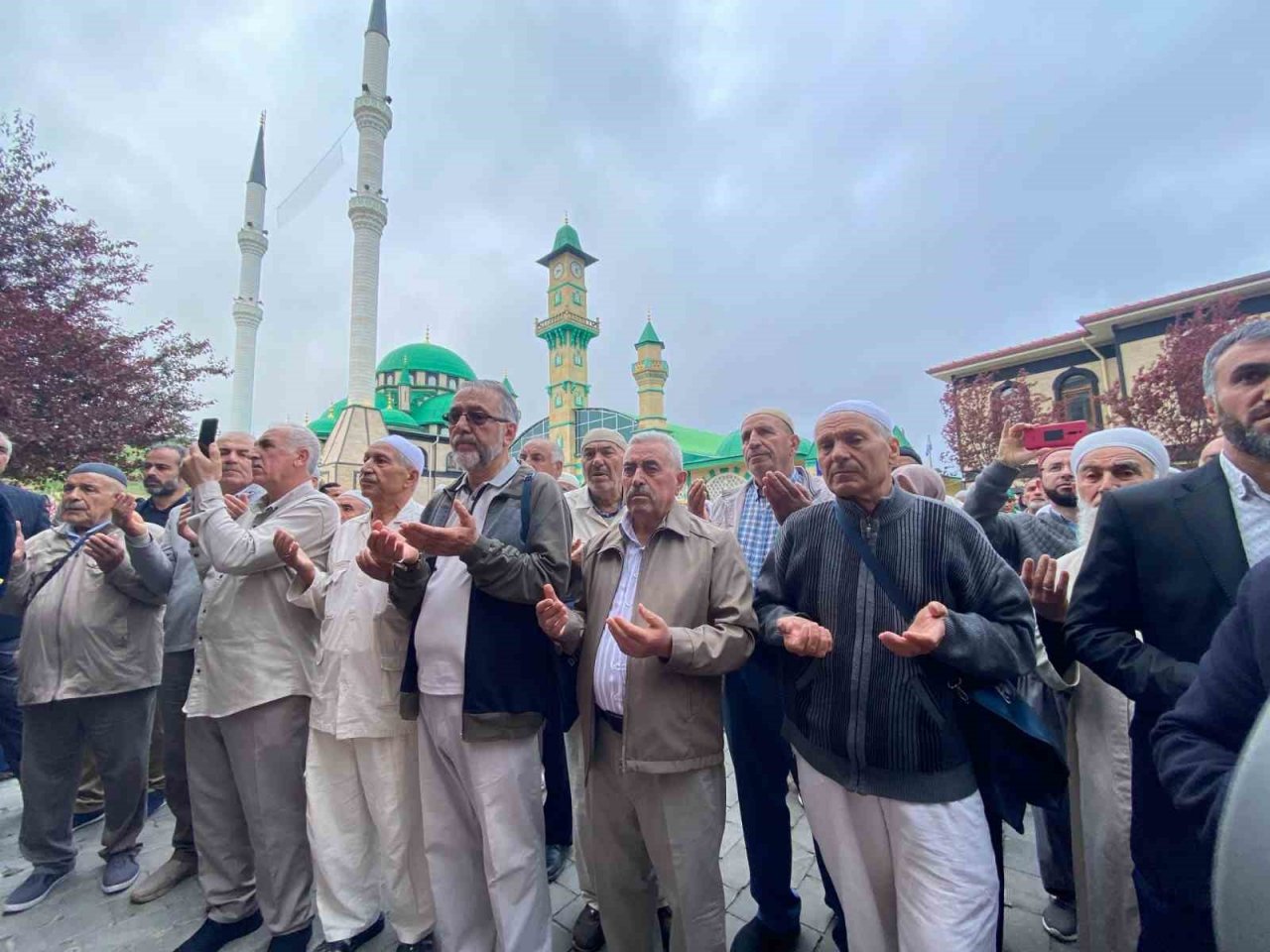 Yozgat’ta 150 hacı adayı dualarla kutsal topraklara uğurlandı