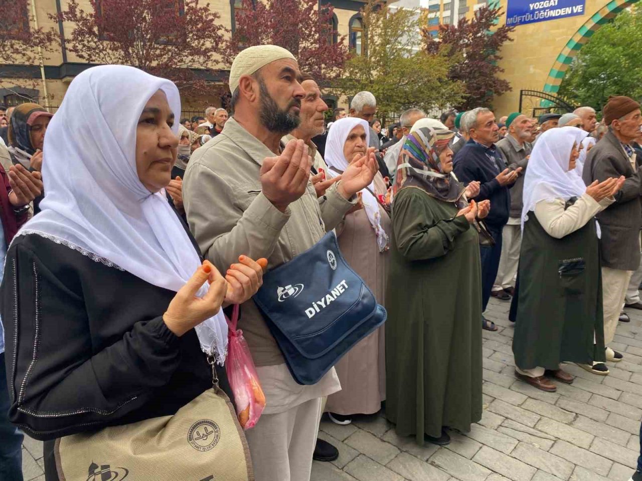 Yozgat’ta 150 hacı adayı dualarla kutsal topraklara uğurlandı