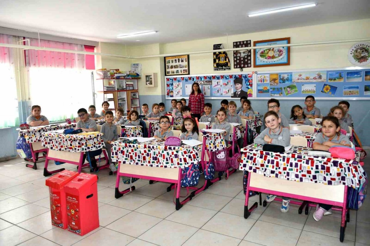 Başkan Tekin minik öğrencilere dondurma ikram etti