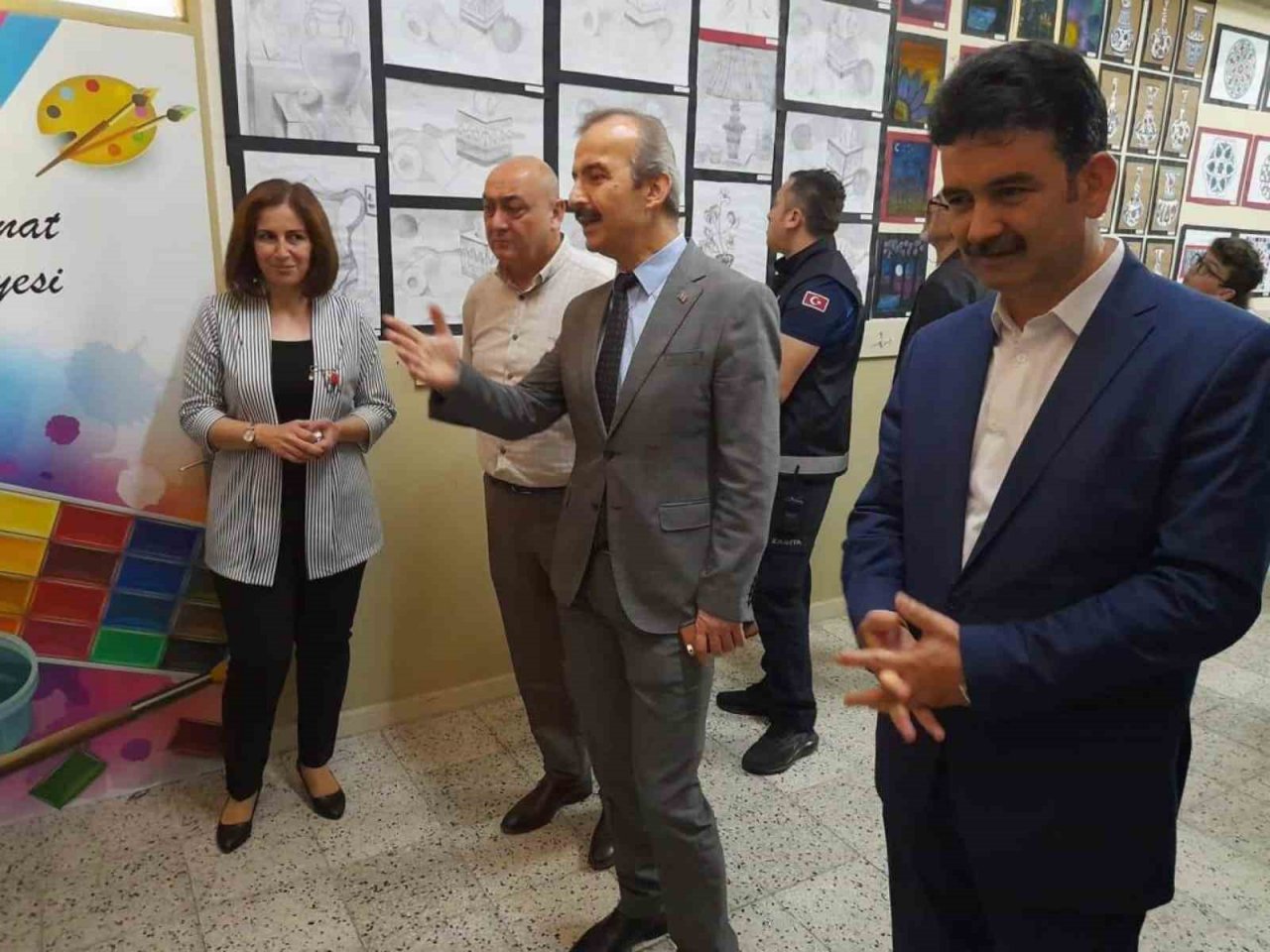 Gemiciler Ortaokulu görsel sanatlar sergisi gerçekleşti