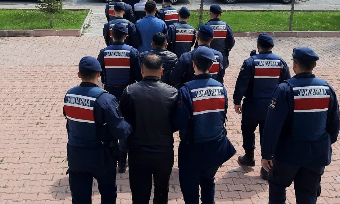 Yasa dışı bahis oynatma bahanesiyle 35 ilde 96 kişiyi dolandıran 3 şüpheli yakalandı