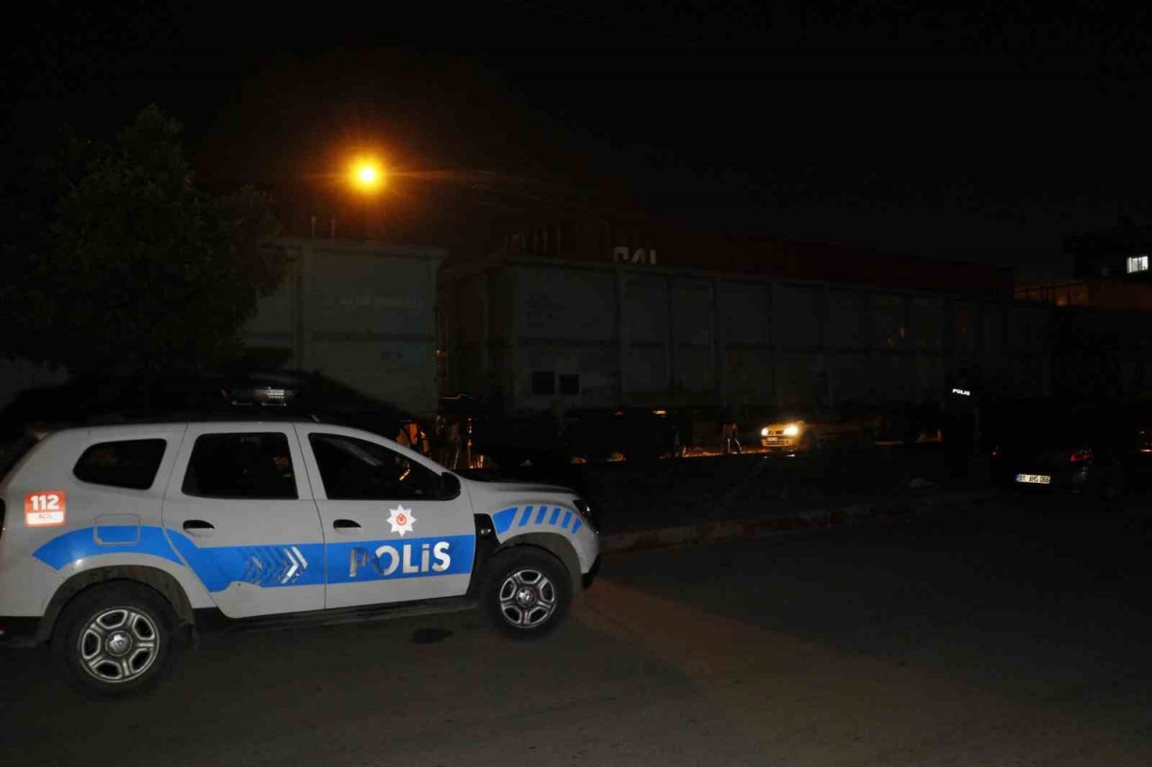 Adana’da yük treninin çarptığı genç ağır yaralandı