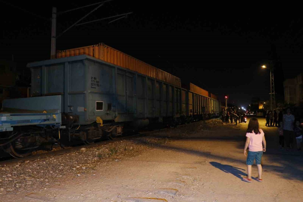 Adana’da yük treninin çarptığı genç ağır yaralandı