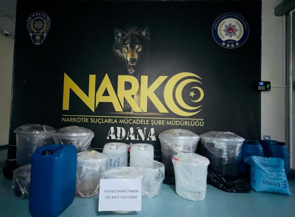 205 litre sıvı metamfetamin ele geçirildi