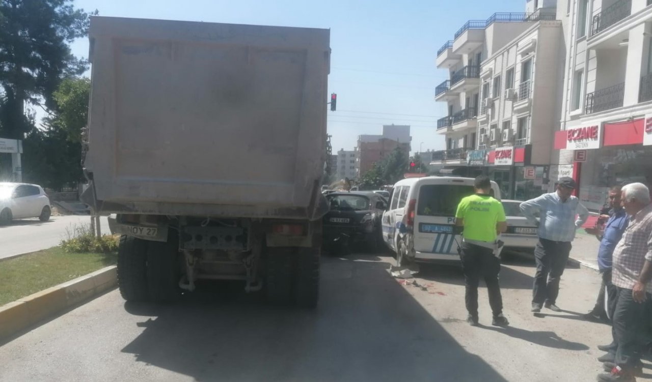 Kamyon kırmızı ışıkta bekleyen araçlara çarptı