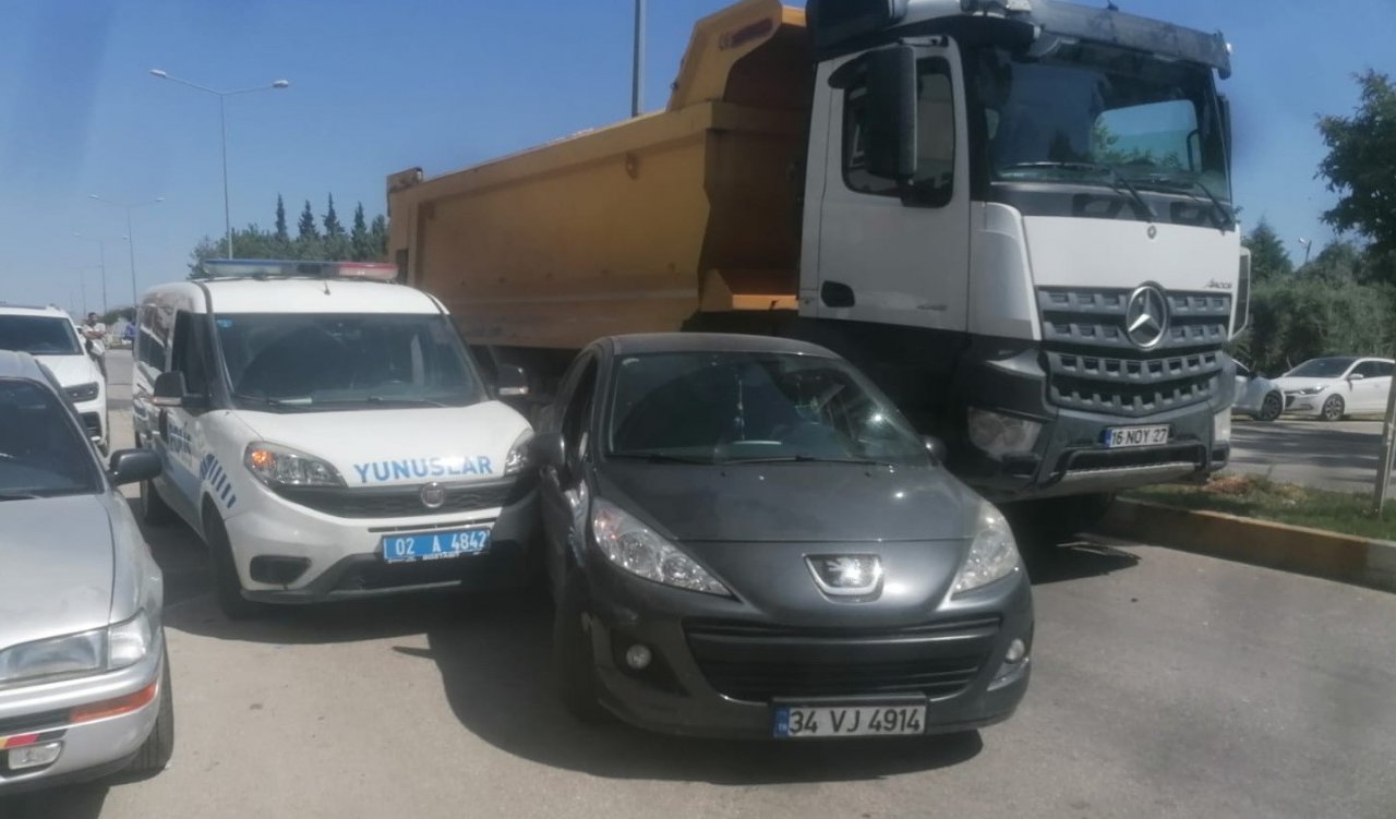 Kamyon kırmızı ışıkta bekleyen araçlara çarptı