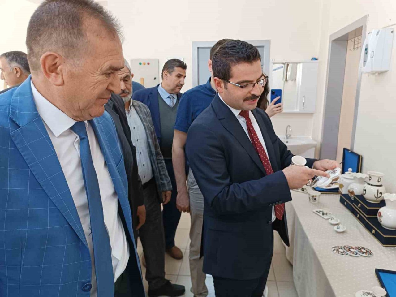 Şuhut Halk Eğitim Merkezi yıl sonu sergisi açtı