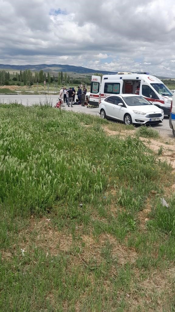 Otomobilin çarptığı motosiklet sürücüsü ağır yaralandı