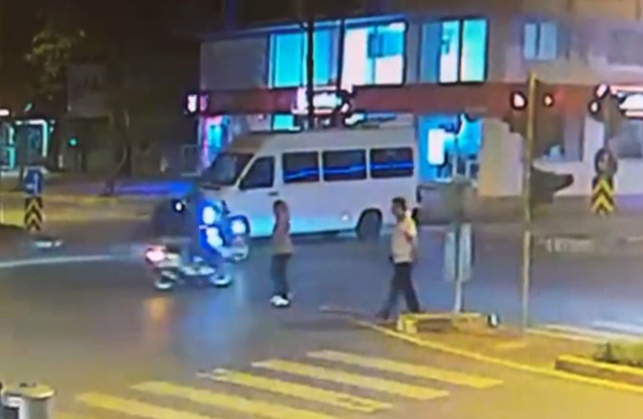 İki elinde tabancayla karısını cadde ortasında darp etti