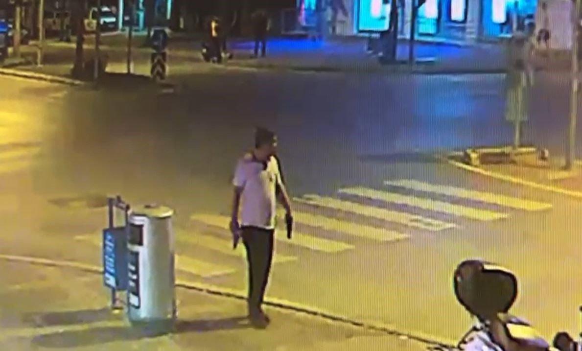 İki elinde tabancayla karısını cadde ortasında darp etti