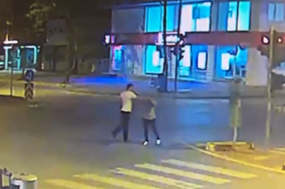 İki elinde tabancayla karısını cadde ortasında darp etti