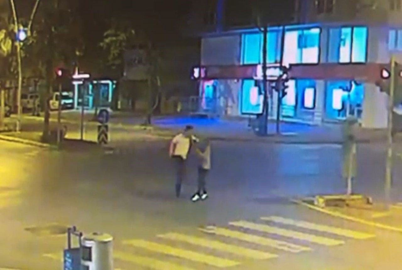 İki elinde tabancayla karısını cadde ortasında darp etti