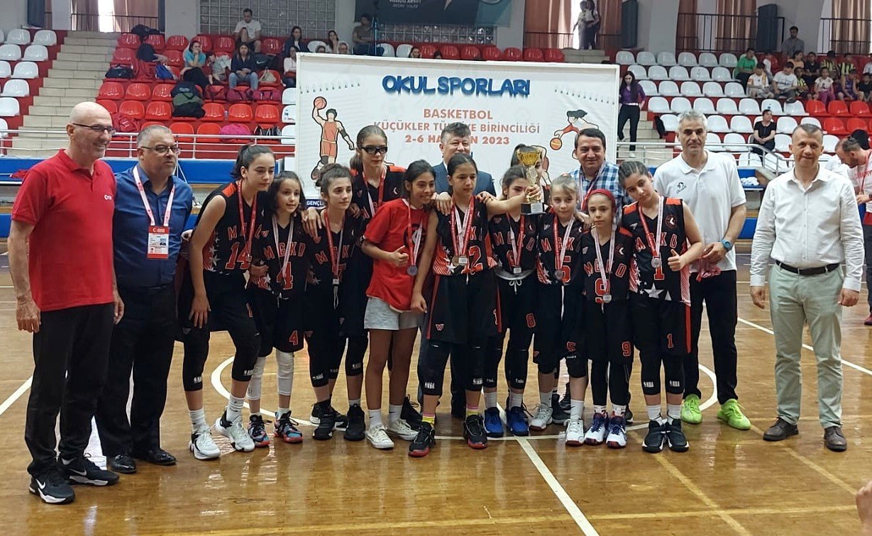 Macide Gazioğlu Ortaokulu Aydın’dan iki kupayla döndü