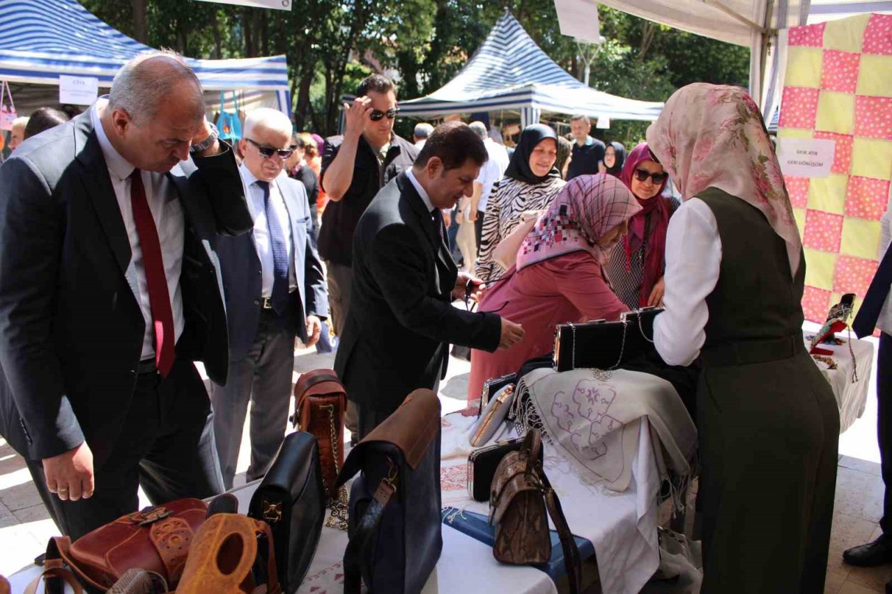 Aydınlı kursiyerler, el emeği ürünlerini görücüye çıkarttı
