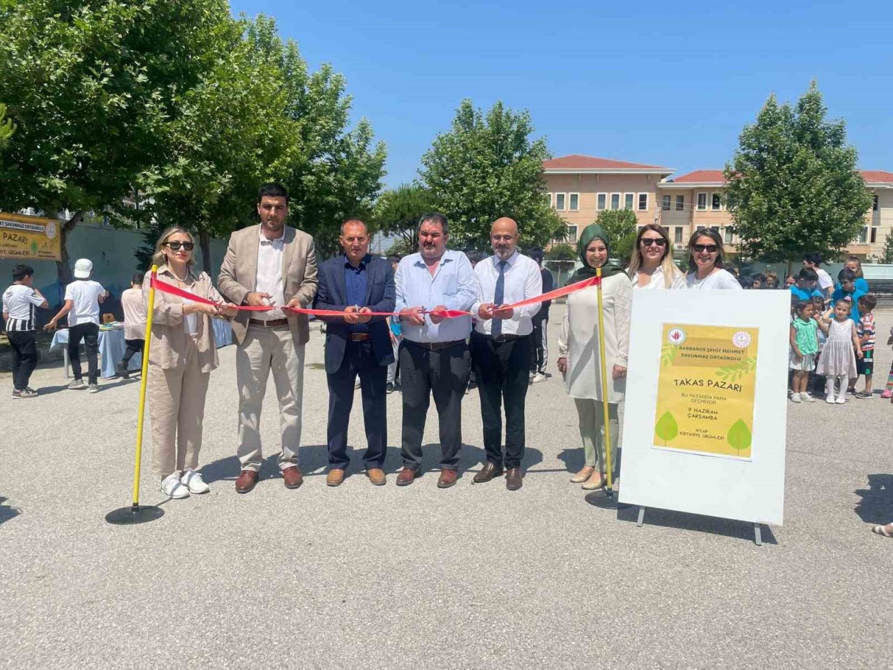 Okuldaki takas pazarıyla aşırı tüketimin önüne geçtiler