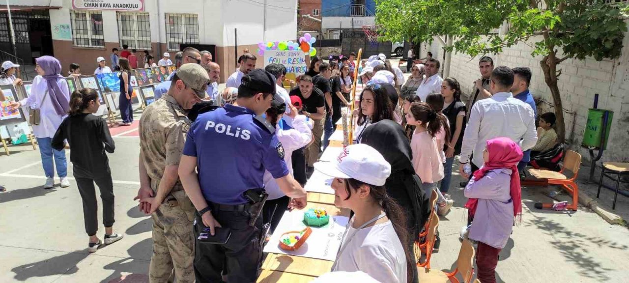 Sason’da öğrencilerin yıl sonu sergisi ilgi gördü