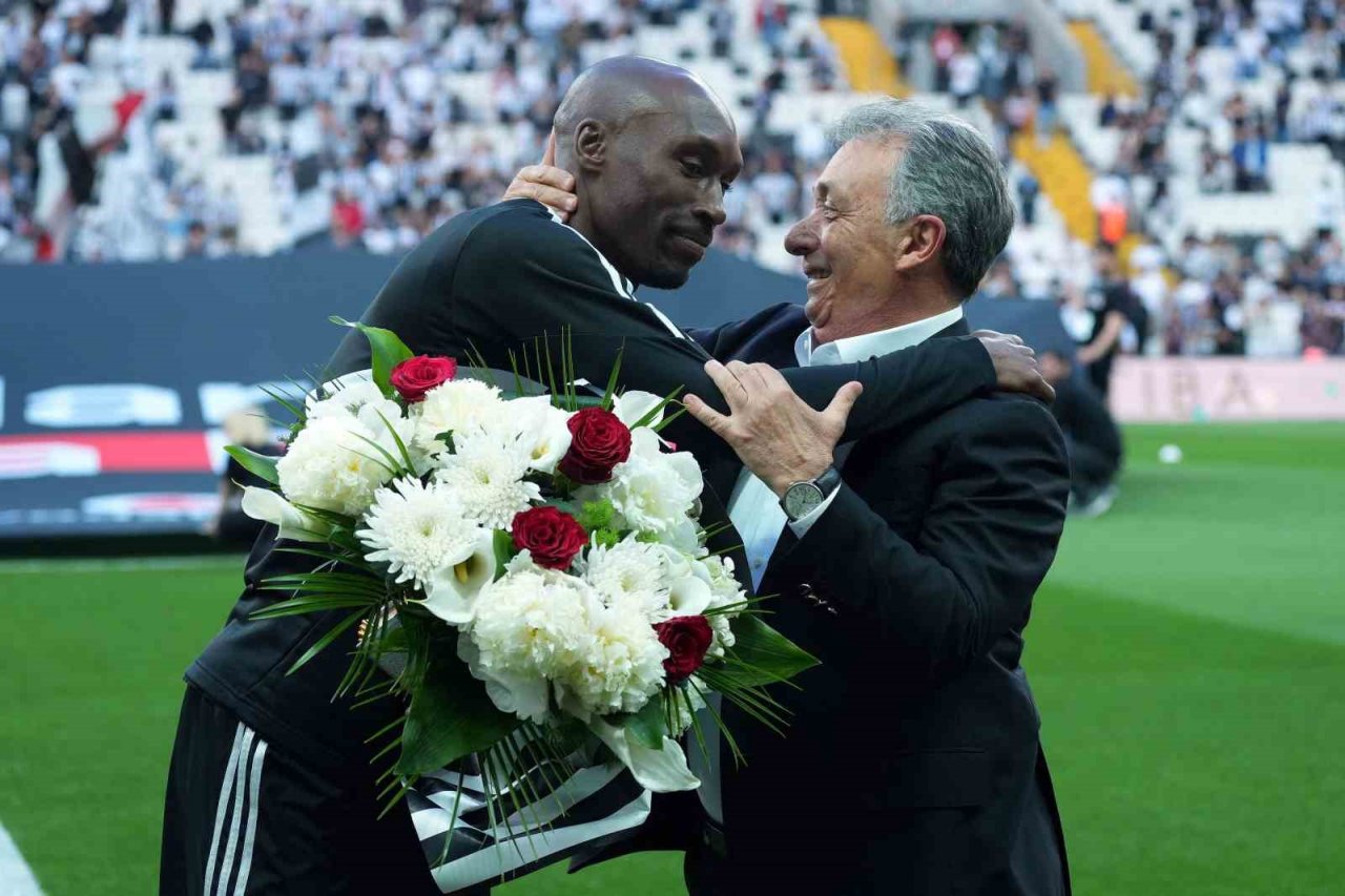 Atiba Hutchinson taraftarı ile vedalaştı