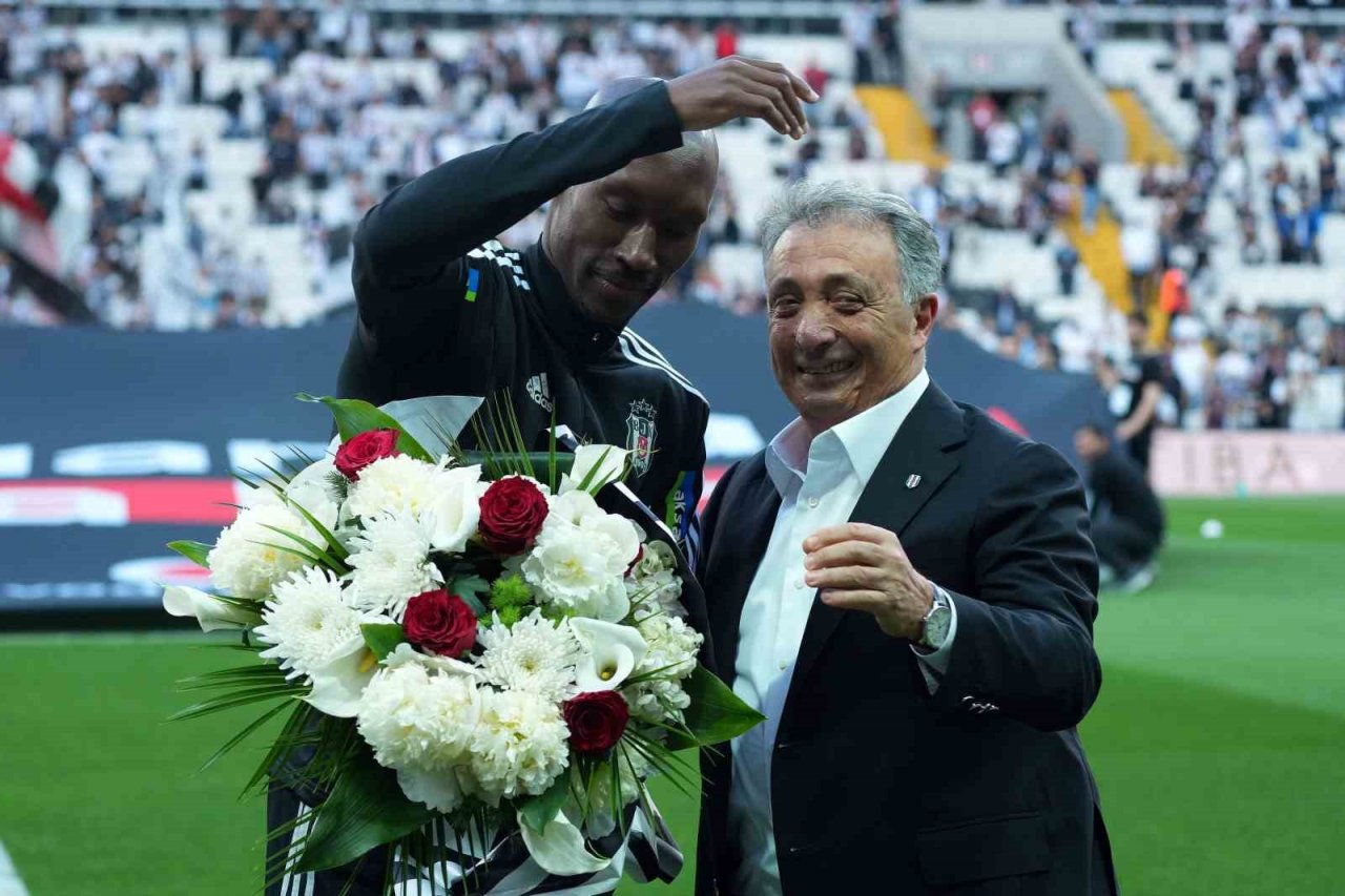 Atiba Hutchinson taraftarı ile vedalaştı