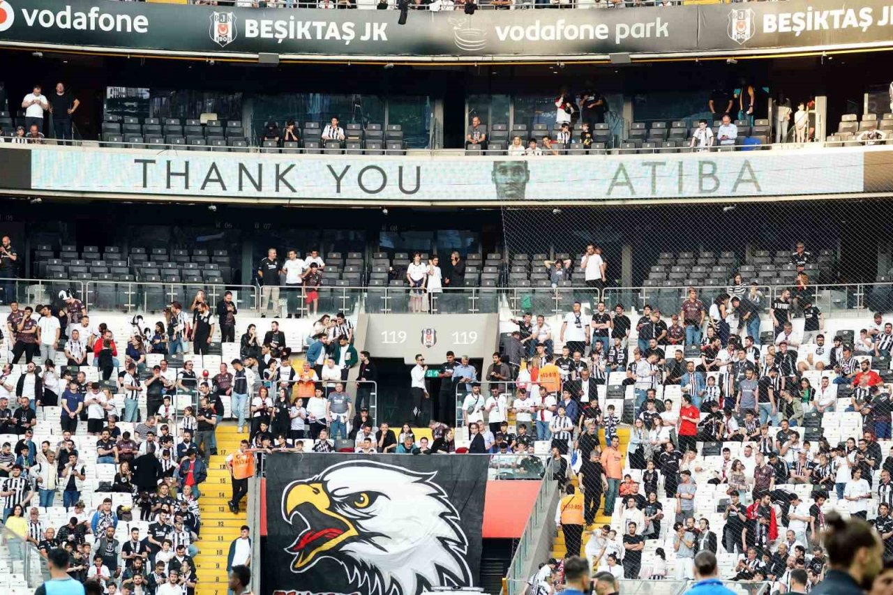 Atiba Hutchinson taraftarı ile vedalaştı