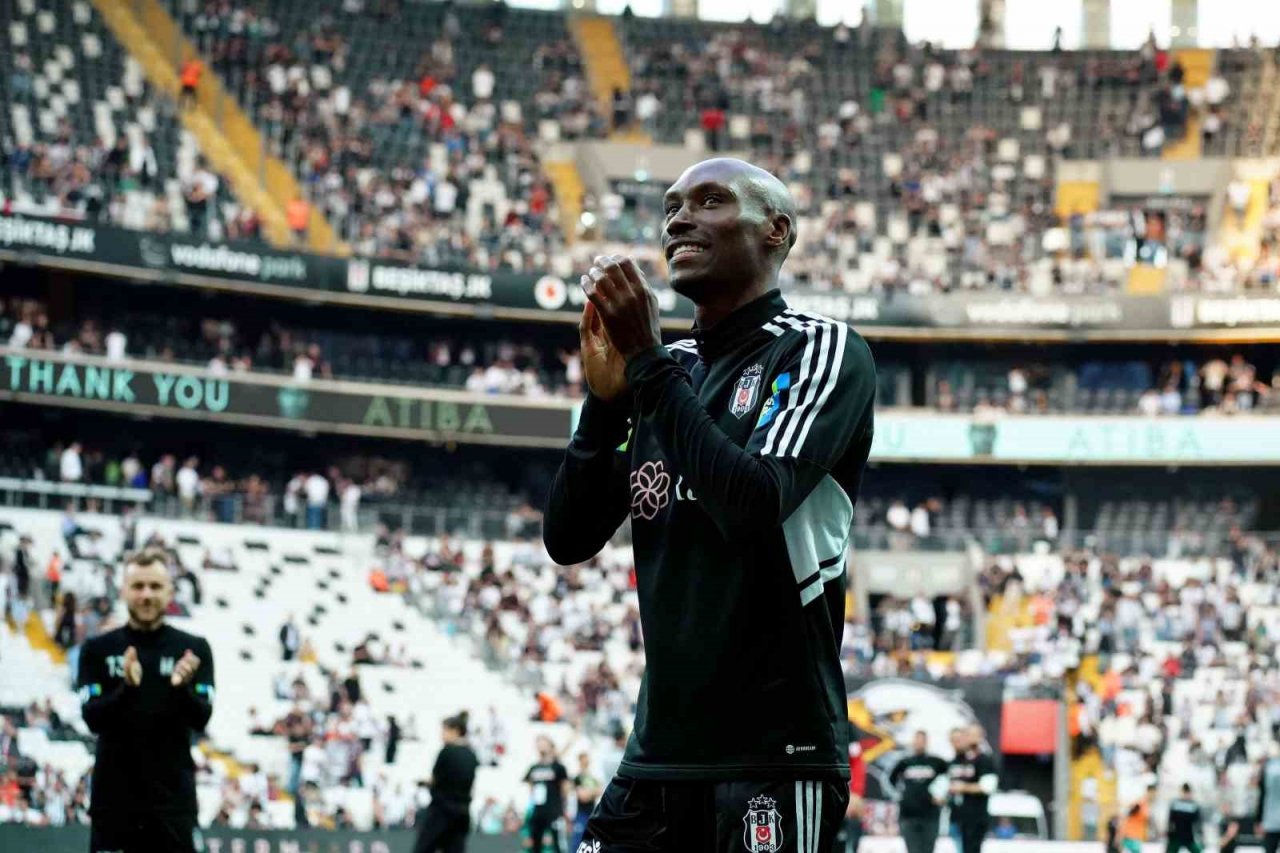 Atiba Hutchinson taraftarı ile vedalaştı