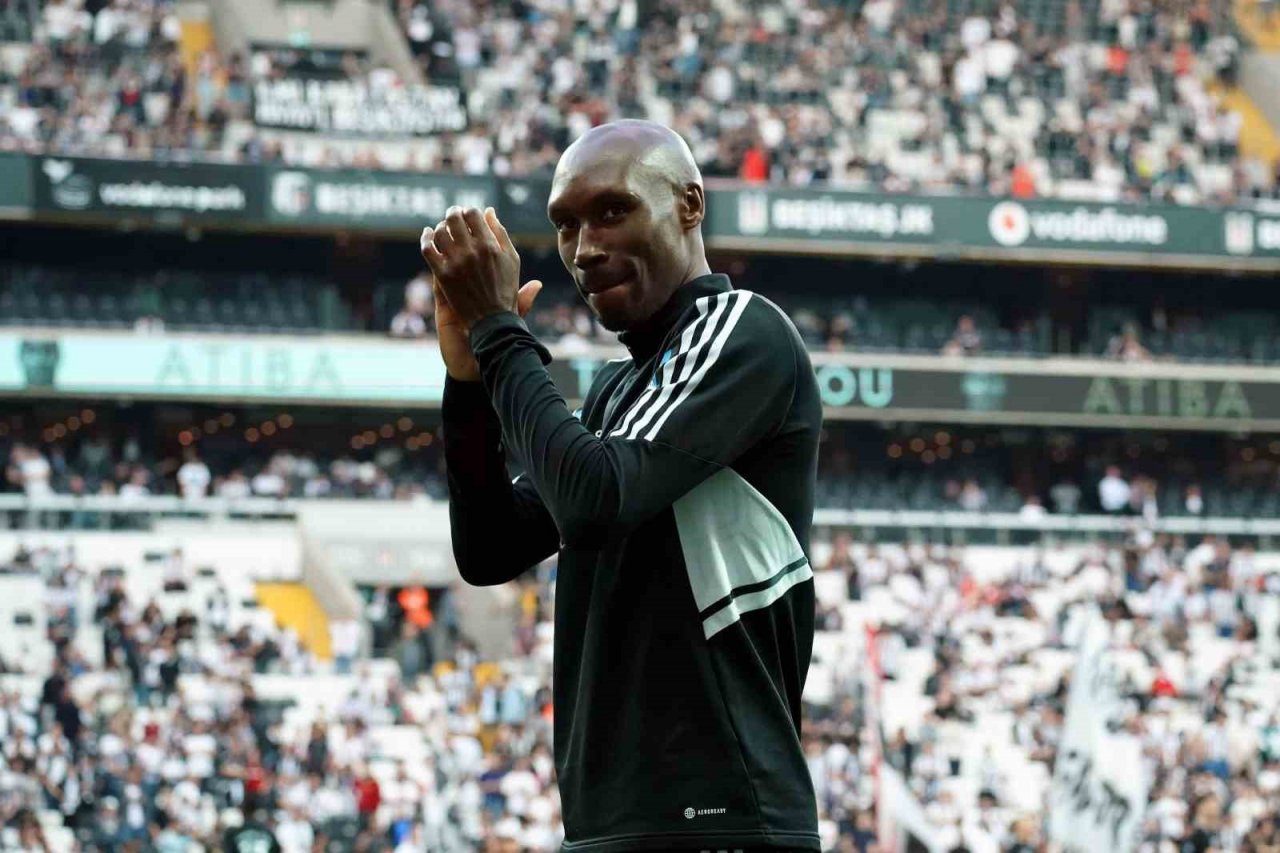 Atiba Hutchinson taraftarı ile vedalaştı
