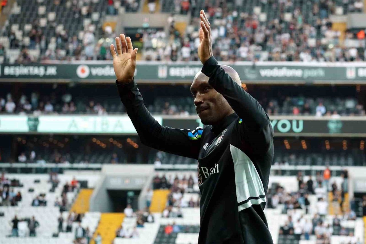 Atiba Hutchinson taraftarı ile vedalaştı