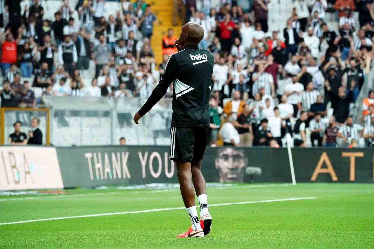 Atiba Hutchinson taraftarı ile vedalaştı