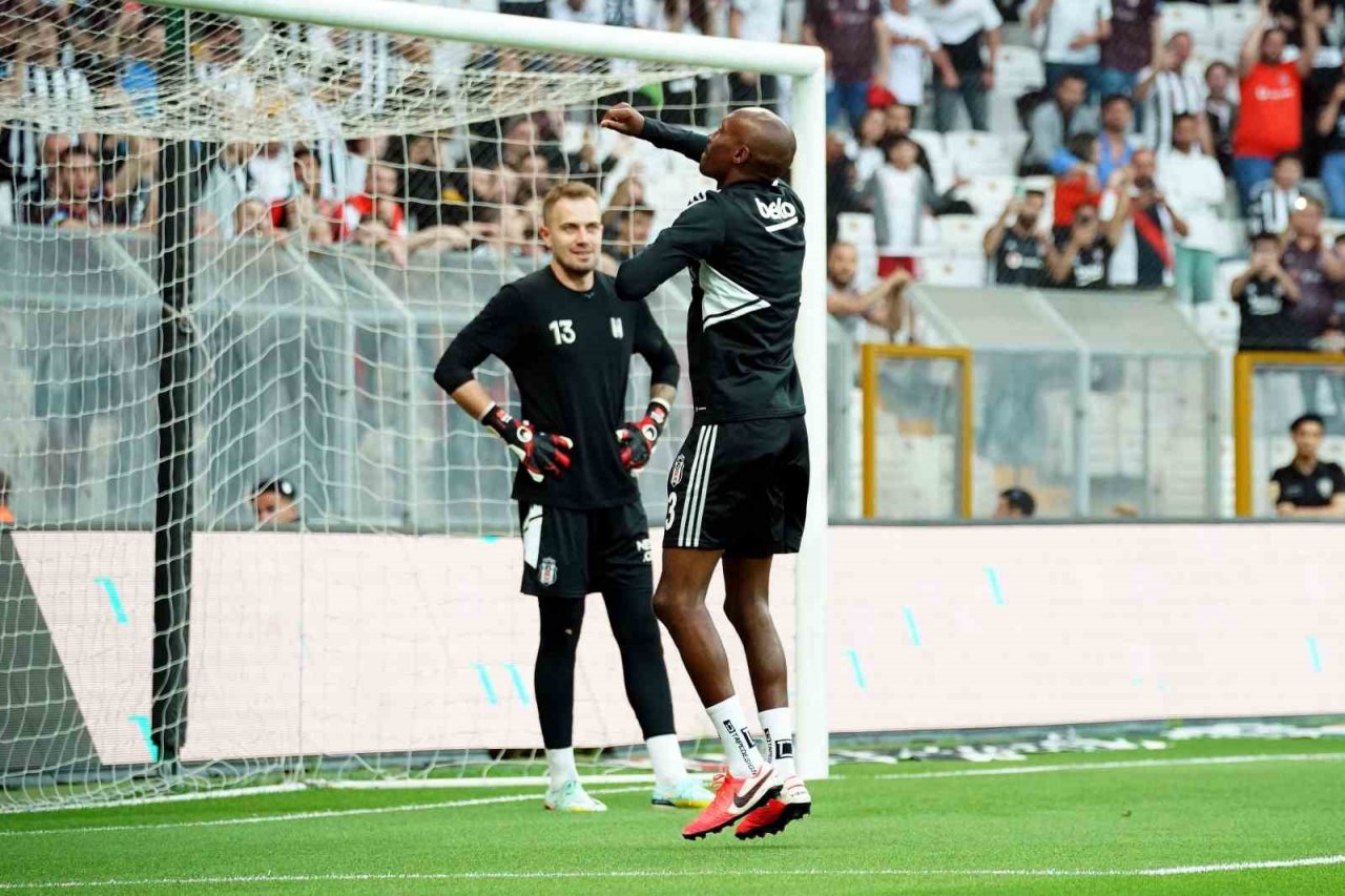 Atiba Hutchinson taraftarı ile vedalaştı