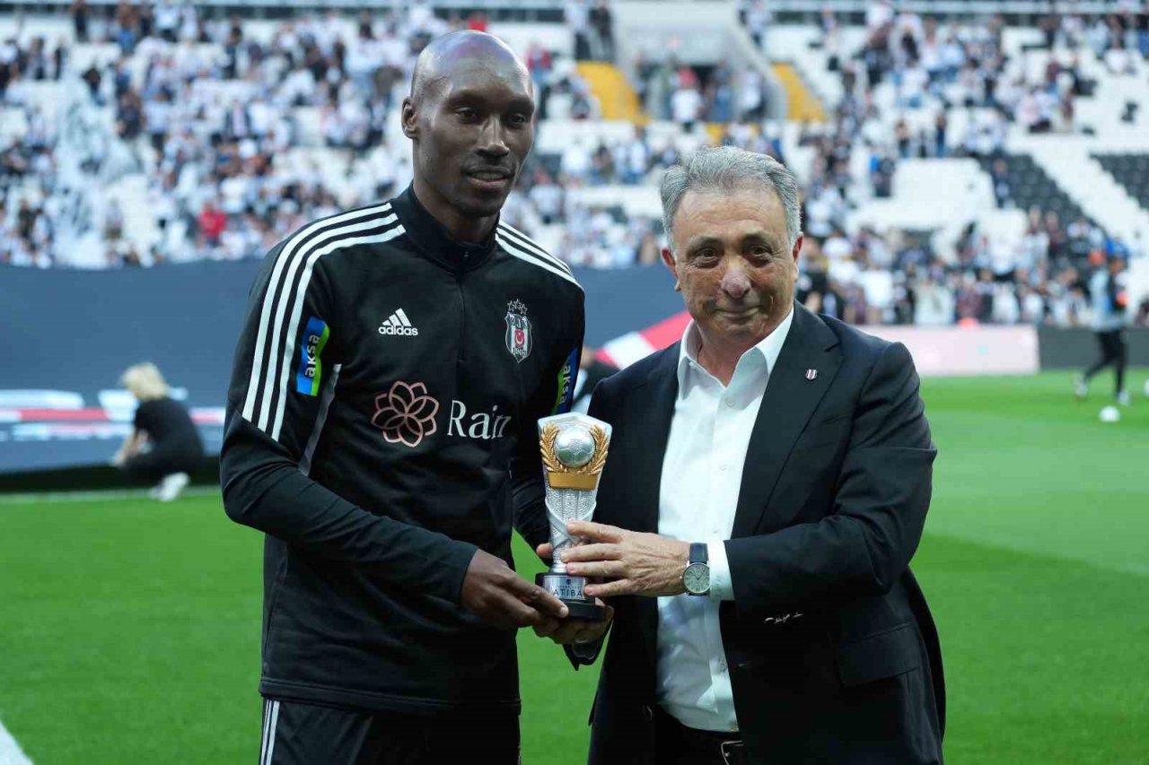 Atiba Hutchinson taraftarı ile vedalaştı