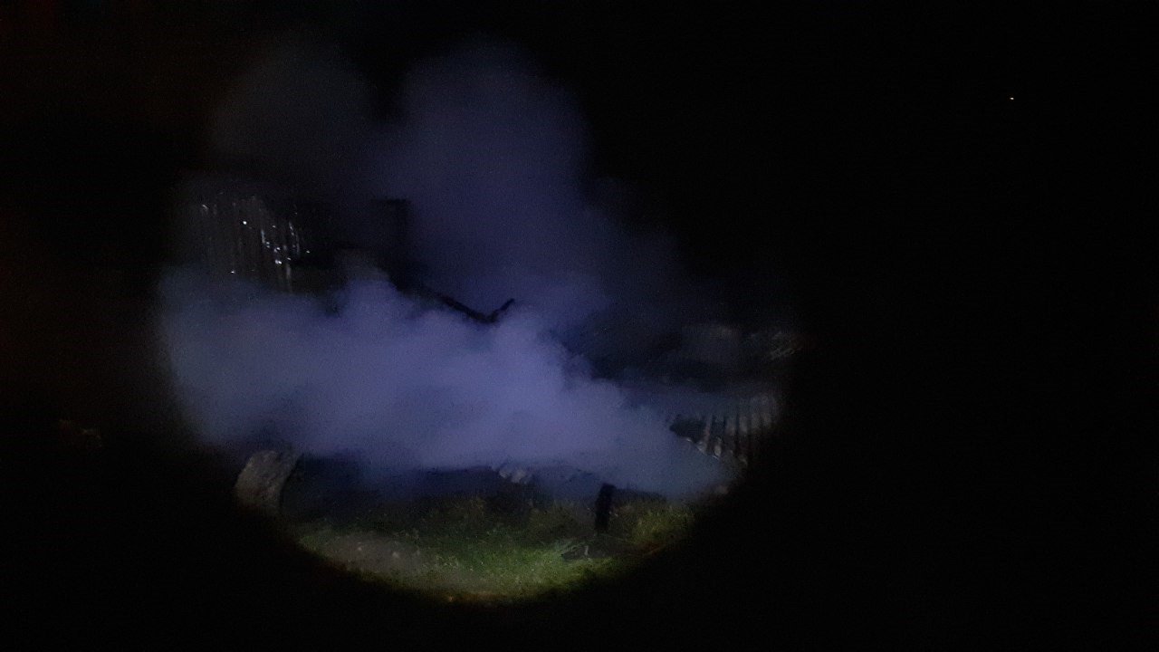 Evin yanındaki baraka alev alev yandı, itfaiye ekipleri faciayı önledi