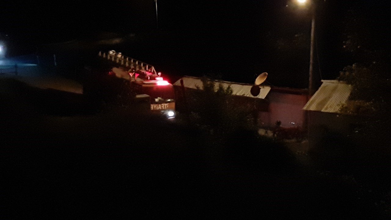 Evin yanındaki baraka alev alev yandı, itfaiye ekipleri faciayı önledi