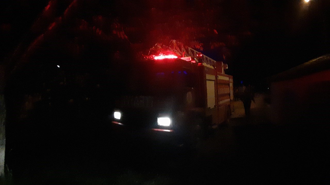 Evin yanındaki baraka alev alev yandı, itfaiye ekipleri faciayı önledi