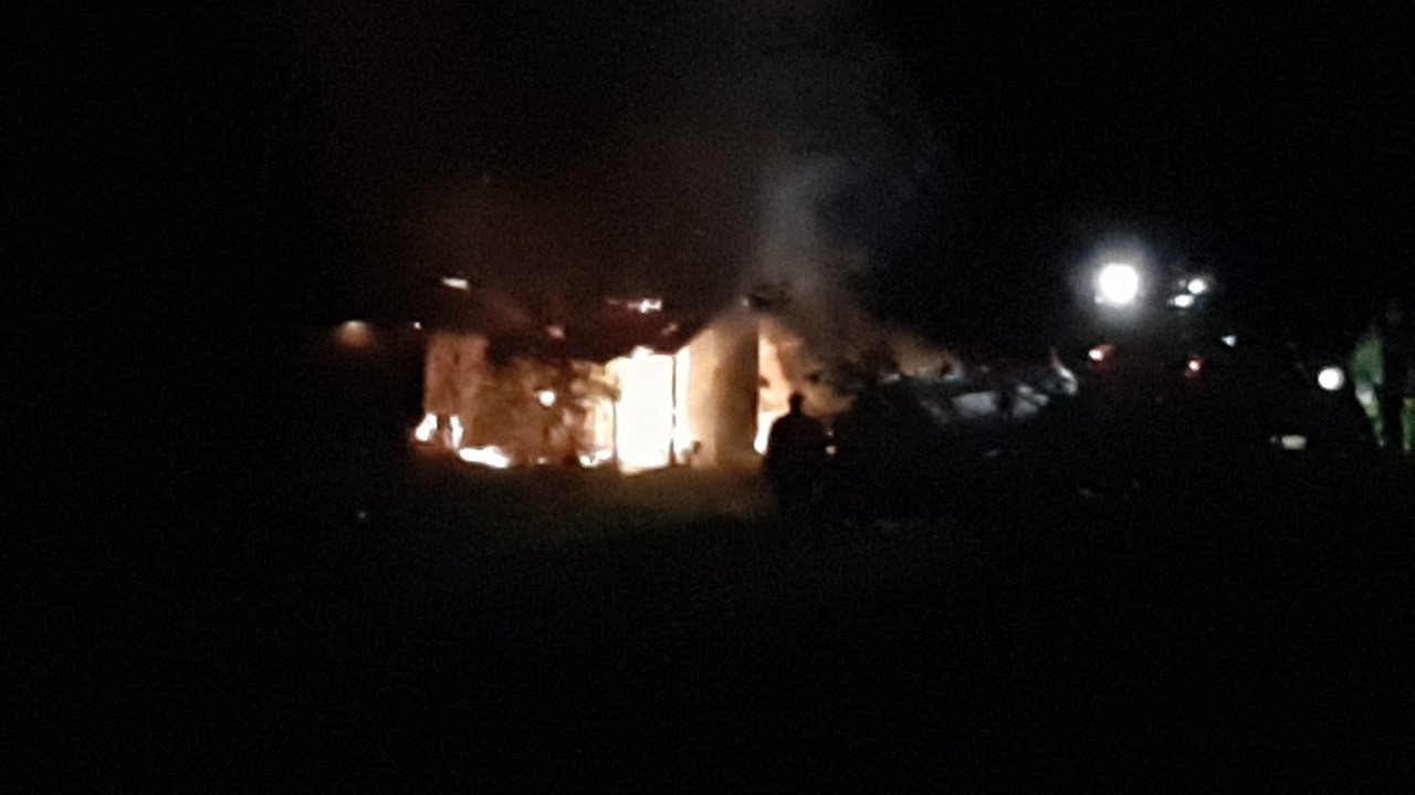 Evin yanındaki baraka alev alev yandı, itfaiye ekipleri faciayı önledi