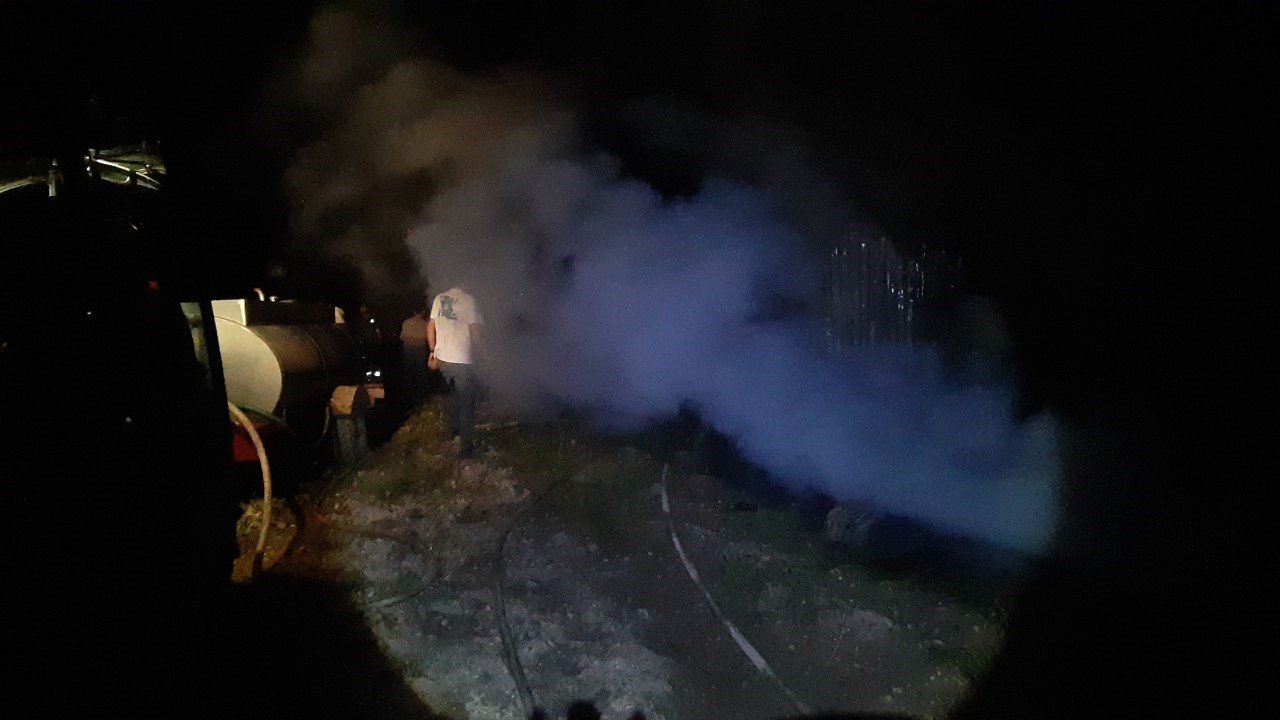 Evin yanındaki baraka alev alev yandı, itfaiye ekipleri faciayı önledi