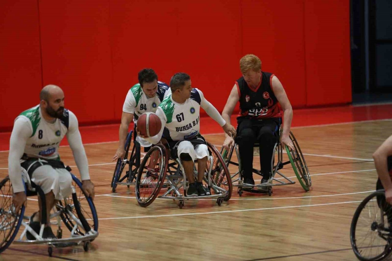 Büyükşehir sporda zirveye oynuyor